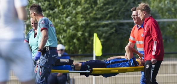 Foto: Ajax-talent verlaat trainingskamp na akelige botsing