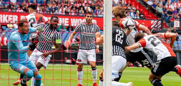 Foto: Feyenoord op voorsprong door curieus doelpunt (?)