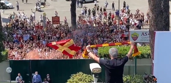 Foto: Mourinho onthaald als Romeinse keizer bij Roma (?)