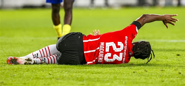 Foto: PSV’er Madueke haakt geblesseerd af
