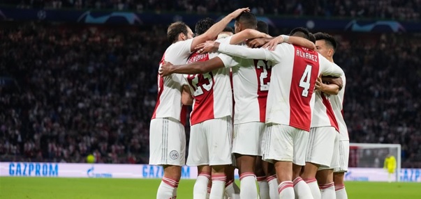 Foto: Ajax-fans wijzen dissonant aan: ‘Slechte speler’