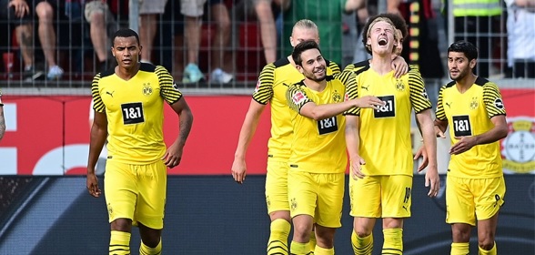 Foto: Dortmund wint duel van zeven goals, Van Bommel blijft koploper