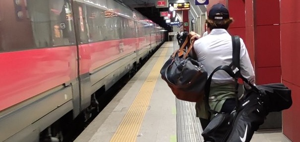 Foto: ‘Bizarre opvolger Koeman al in de trein naar Barcelona’