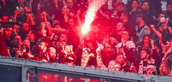 Foto: Ajax baalt en komt gedupeerde supporters tegemoet