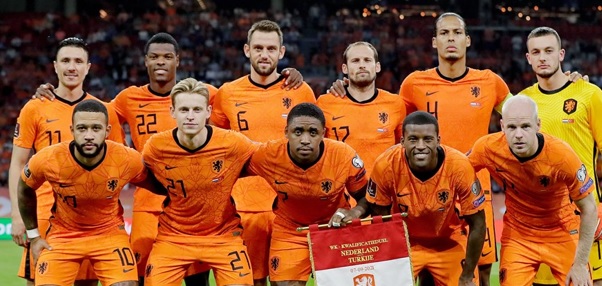 Foto: Van Gaal wijst tribuneklanten Oranje aan: keiharde boodschap