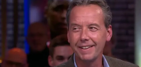 Foto: Driessen geeft Van Gaal na ruzie op persconferentie trap terug