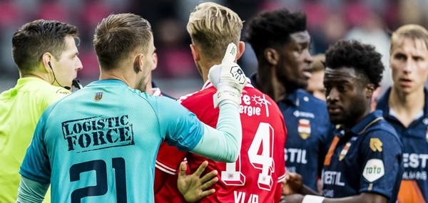 Foto: ME grijpt in na duel tussen Twente en Willem II