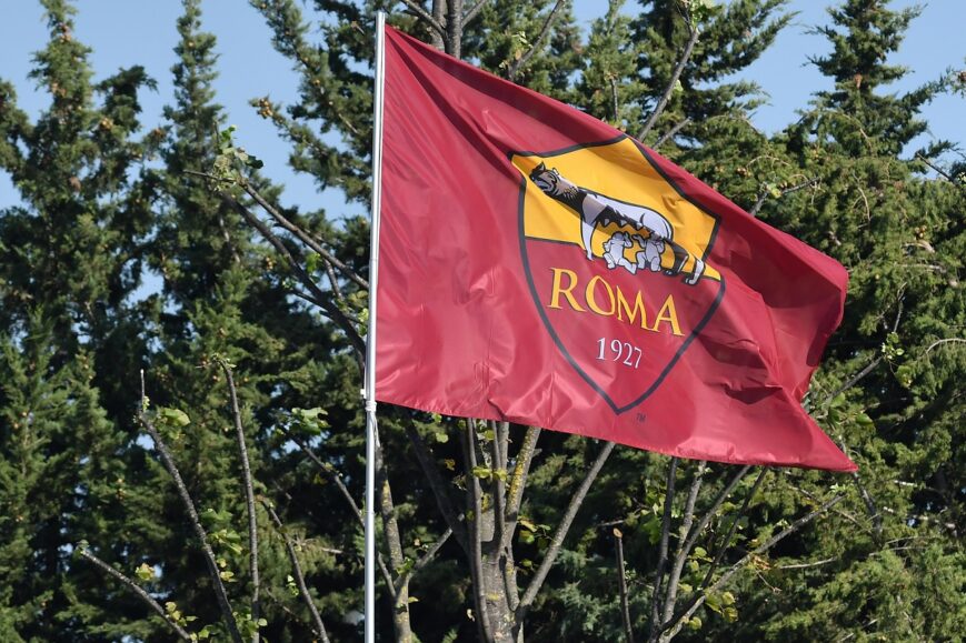 Een vlag met het logo van AS Roma