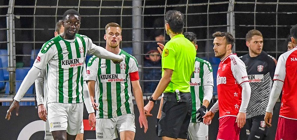 Foto: FC Dordrecht-MVV gestaakt na apengeluiden