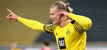 Dortmund slacht Wolfsburg, Flekken houdt CL-droom levend