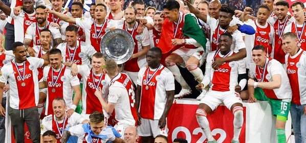 Foto: Fraai gebaar: Vitesse-spelers vormen erehaag voor kampioen Ajax (?)