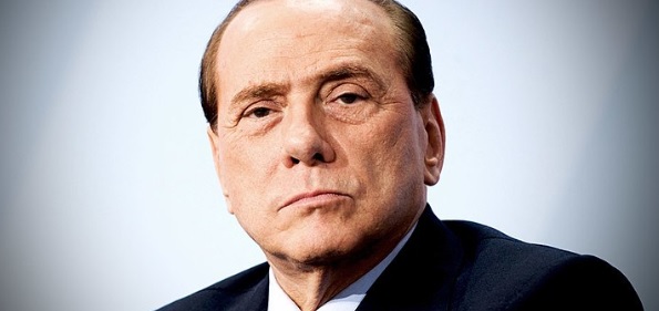 Foto: Berlusconi mikt na promotie nu op CL-deelname