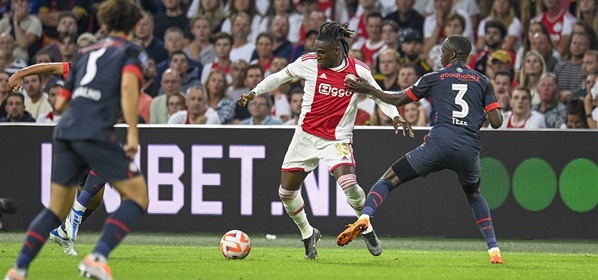 Foto: Kijkers Ajax-PSV gaan helemaal los over Calvin Bassey