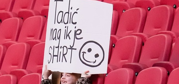 Foto: Ajax heeft er genoeg van: verbod op ‘mag ik je shirt’-bordjes