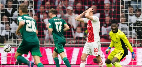 Foto: Pijnlijk contrast Ajax en Feyenoord