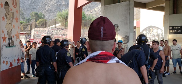 Foto: Pikant Voetbal: Rellen tegen de politie met hooligans in Lima
