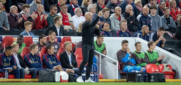 Foto: Schreuder wijst op pijnlijk Ajax-punt