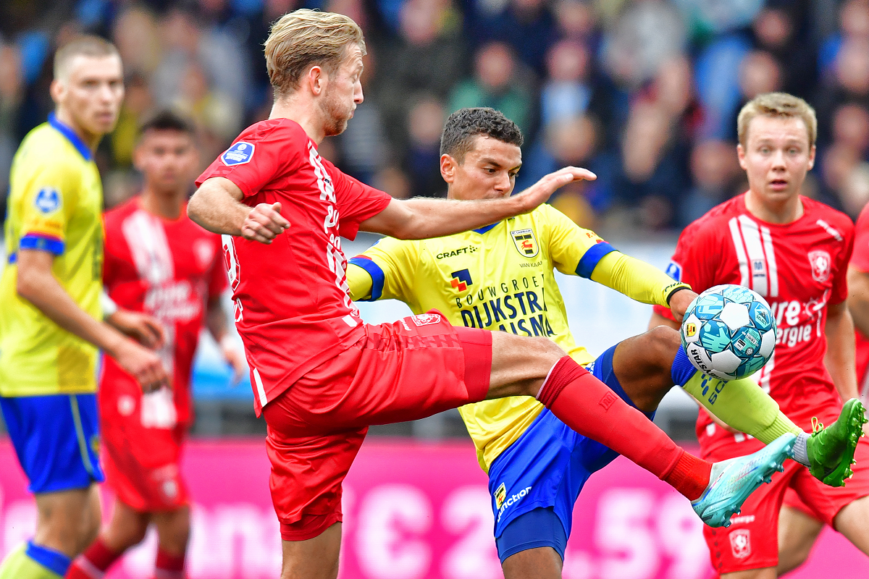 Foto: Twente wint in slotfase van Henk de Jong-loos Cambuur