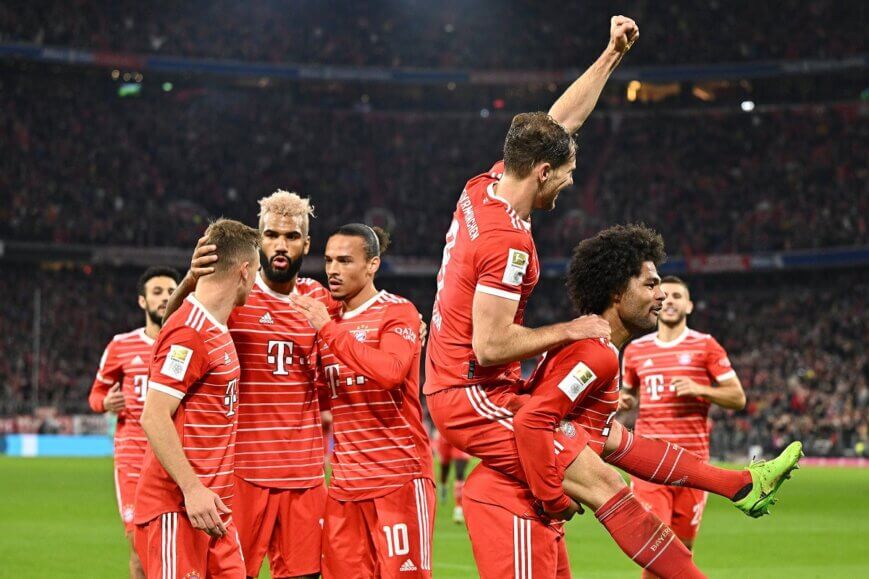 Foto: Mazraoui helpt wervelend Bayern, Van de Ven scoort tegen Dortmund