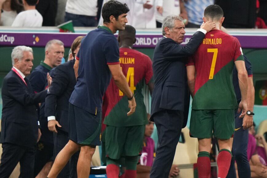 Foto: Bondscoach Portugal lacht verongelijkte Ronaldo uit op persconferentie