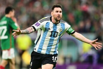 Messi scoort weergaloze vrije trap in WK-kwalificatieduel