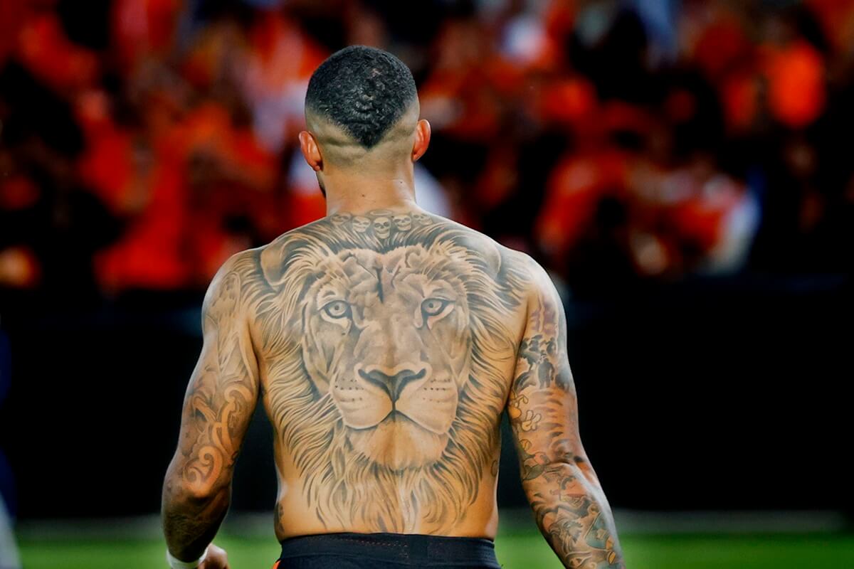 Memphis Depay sur Instagram  Cant find a Lion like me again  Memphis  depay Lion back tattoo Black butterfly tattoo