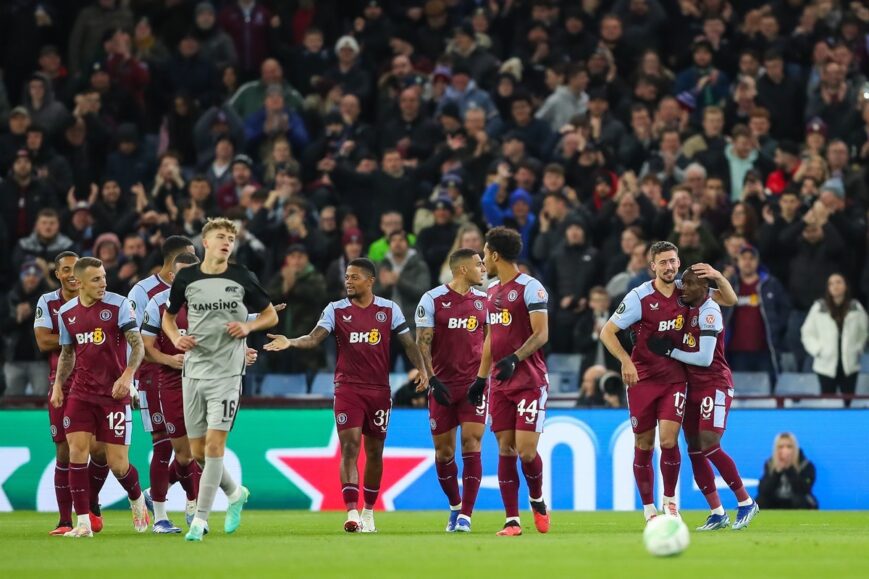 Aston Villa viert een doelpunt tegen AZ