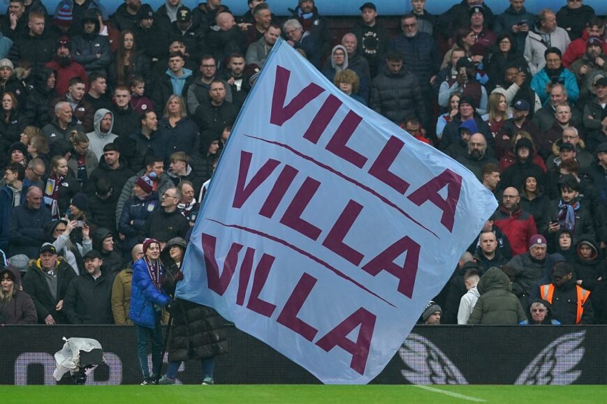 Een Aston Villa-fan met vlag