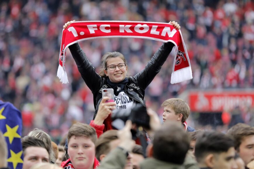Een fan met 1. FC Köln-sjaal
