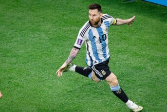 Agüero kijkt over Oranje heen en ziet bevrijde Messi