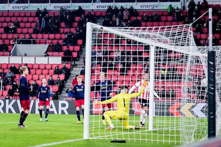 Foto: Jong PSV naast Jong Ajax na bijzondere goal