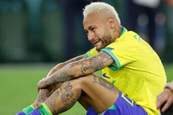 ‘Neymar verlaat veld in tranen via brancard’