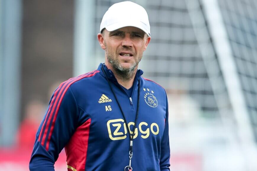 Foto: Schreuder velt oordeel over Ajax-debutanten