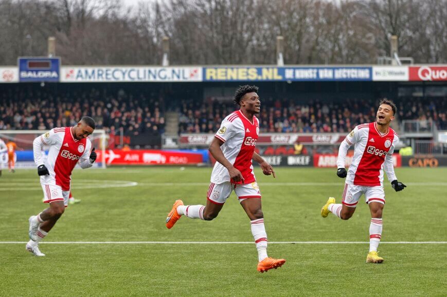 Foto: Ajax-fans vol ongeloof: “Flop”