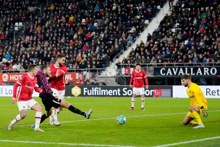 Foto: AZ en FC Utrecht maken reclame voor het voetbal: tien (!) goals