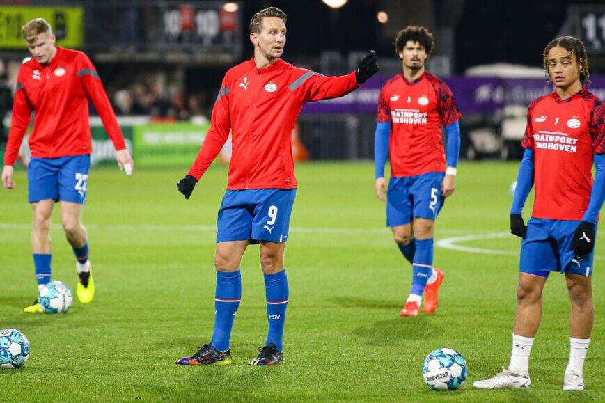 Foto: De Jong richt zich tot PSV-bazen: “Dat is wel een puntje van aandacht”