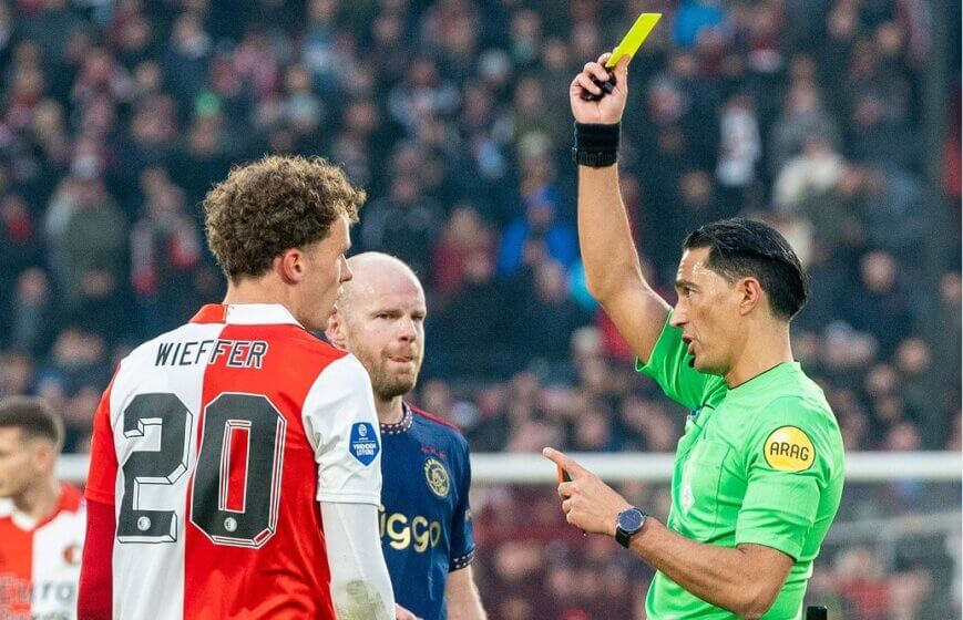 Foto: ‘Feyenoorder kreeg twee keer geel, maar géén rood in Klassieker’