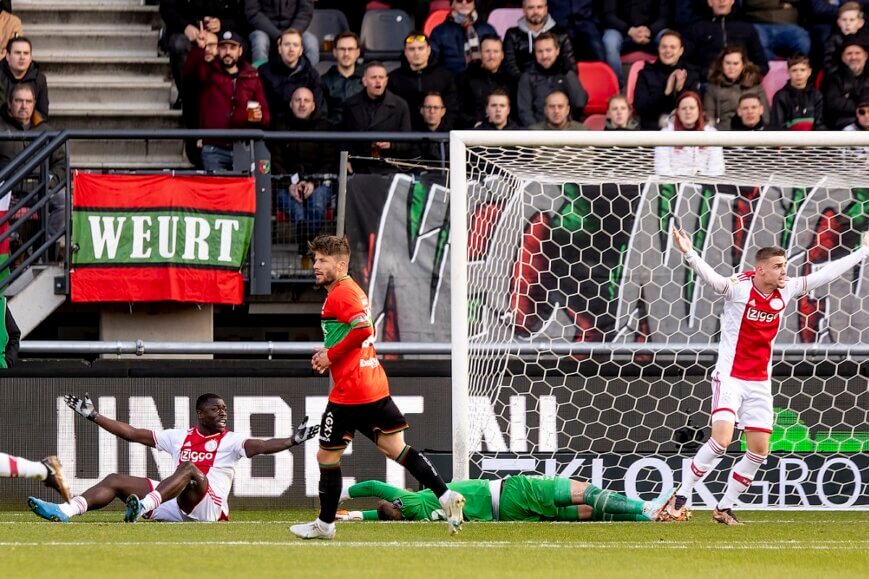 Foto: Ajax-fans wijzen naar één man: “Nooit meer”