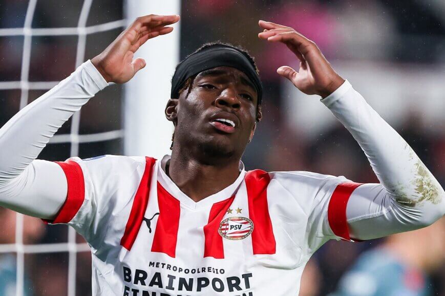 Foto: Opstellingen Fortuna en PSV: Van Nistelrooy hakt knopen door
