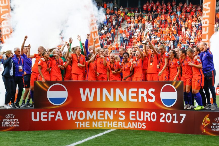 Foto: Oranje Leeuwinnen vieren feest: winst in Schotland en Engeland verliest