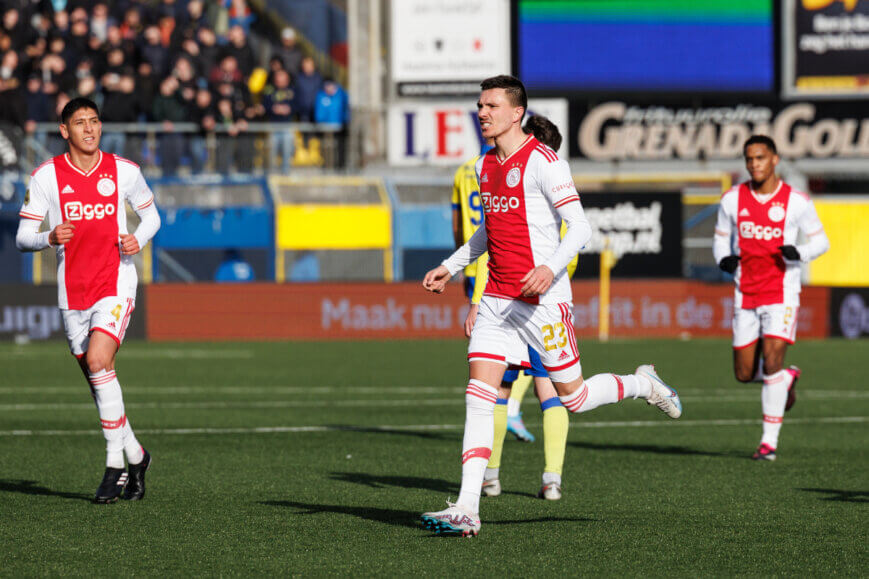 Foto: Berghuis en Tadic leiden Ajax langs Cambuur