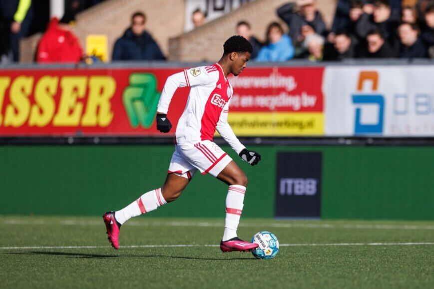 Foto: Heitinga prijst Ajax-debutant: ‘Extra duwtje in de rug geven’