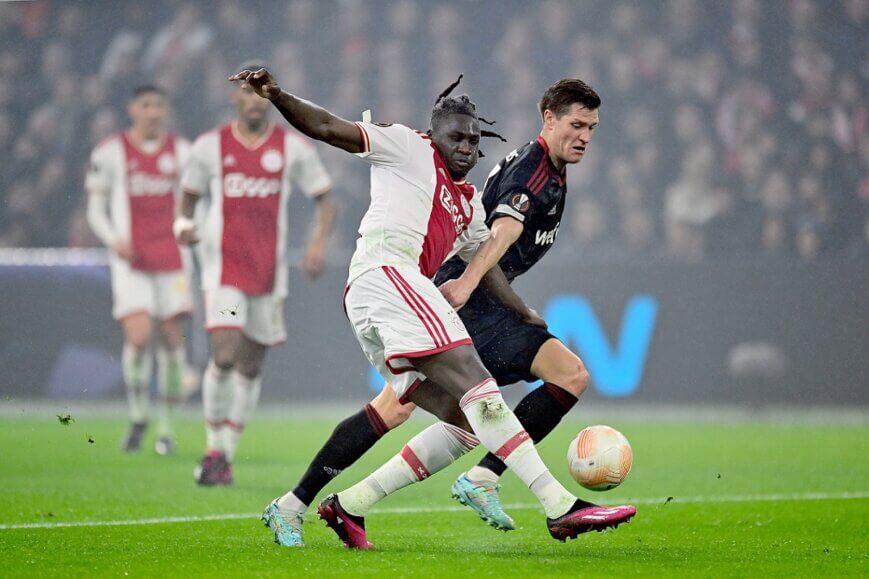 Foto: ‘Basisplaats Bassey in cruciaal Ajax-duel’
