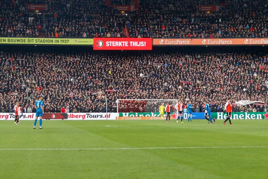 Foto: Ajax-aanhang furieus op Feyenoord-legioen
