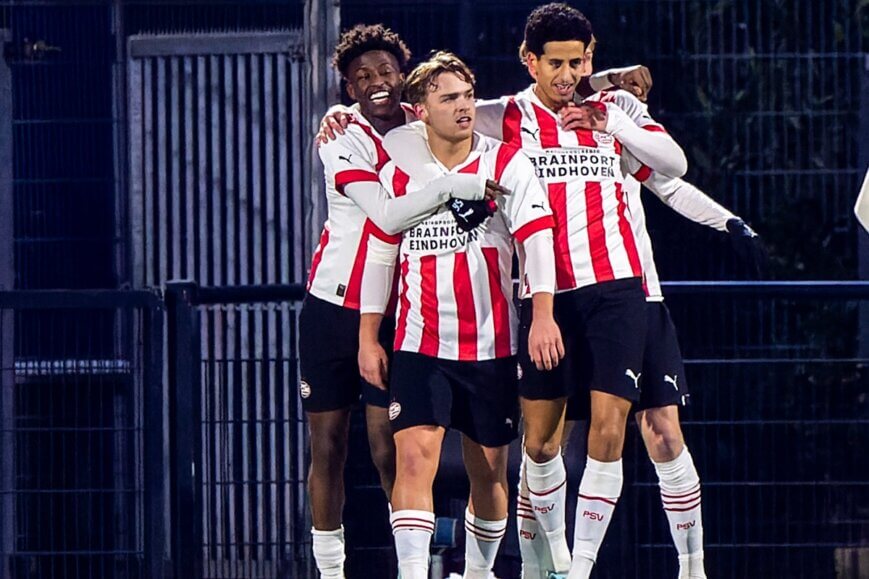 Spelers Jong PSV vieren een doelpunt