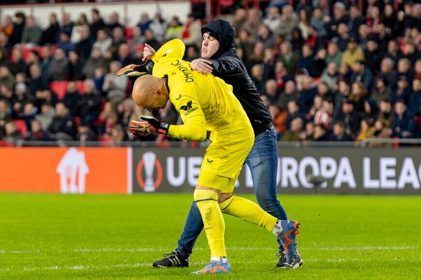 Foto: Sevilla-doelman reageert op actie PSV-fans