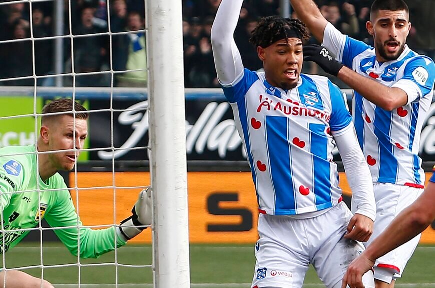 Foto: Omhaal Van Ewijk bezorgt Heerenveen opsteker in Friese derby
