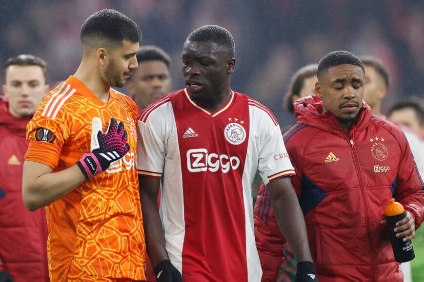 Foto: ‘Volgevreten’ Ajax-duo gefileerd: “Ze vinden het wel goed…”