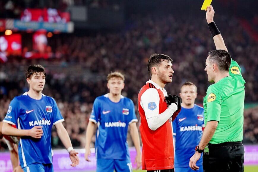 Foto: AZ-speler erkent: Feyenoorder gele kaart aangenaaid