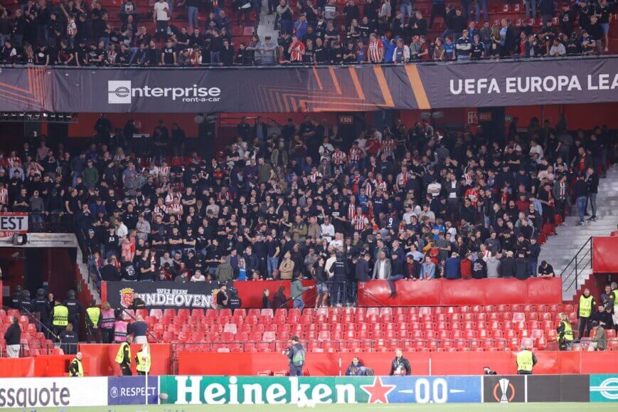 Foto: Politie mepte zelfs kinderen van PSV-supporters